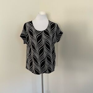 Chico's Easywear Black and White Wave Pattern Top
